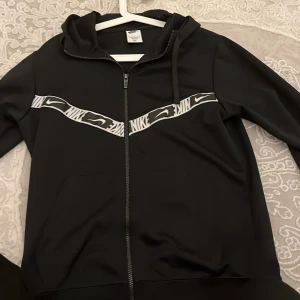 Nike kofta  - Nike kofta även i bra skick. Den fungerar för allt du kan tänka dig skolan, gymmet, träning med mera.