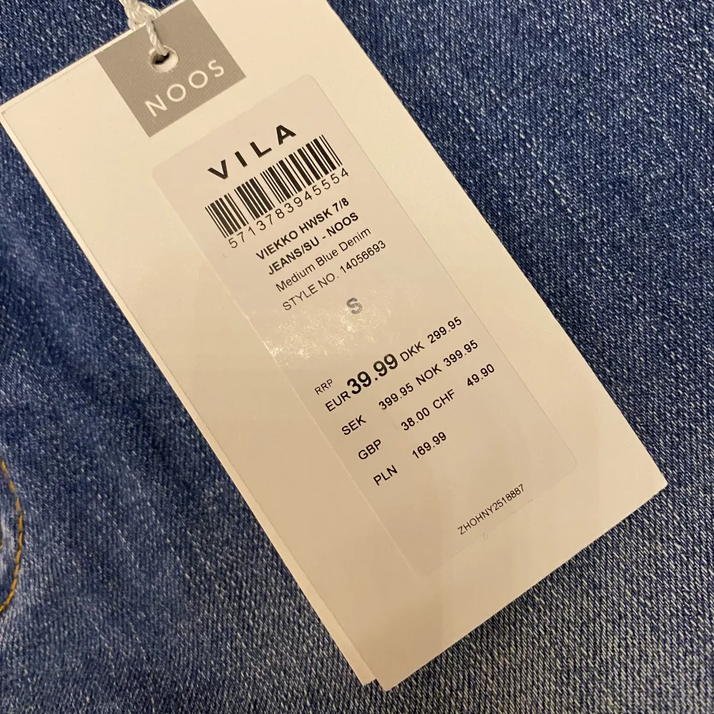 Säljer dessa suuuperfina jeans ifrån VILA i storleken S då dom är för små för mig omkring höfterna. Dom är i helt nytt skick och endast testade!🤍. Jeans & Byxor.