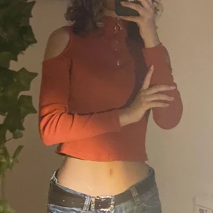 Röd tröja - Supersnygg röd tröja med inga axlar och har en liten zip 🫶💕 skriv för fler bilder ❤️ jättefint skick!