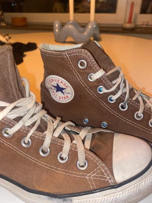 Bruna converse - Bruna converse i bra skick måste säljas pga för stora för mig. De är storlek 6 1/2, vilket är storlek 37, skulle säga att dem är stora i storleken och är mer åt 38, 38 1/2 