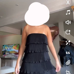 Fest Klänning  - Säljer denna snygga klänningar,a aldrig använd kvar☺️ man kan ha den med band eller vika ner dem som på bilden.💗