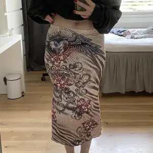 Mönstrad y2k midi kjol från shein  Aldrig använd i storlek s/m