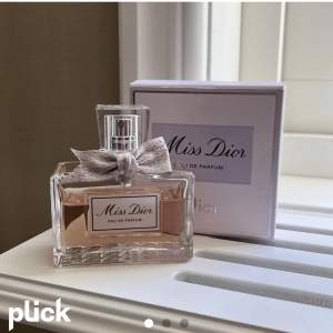 Miss dior parfym (eau de parfum)💗 Ca 1/4 är använd men den luktar likadant som en ny och är fortfarande fräsch⭐️ Se frakt nedan, betalning via köp nu ❤️