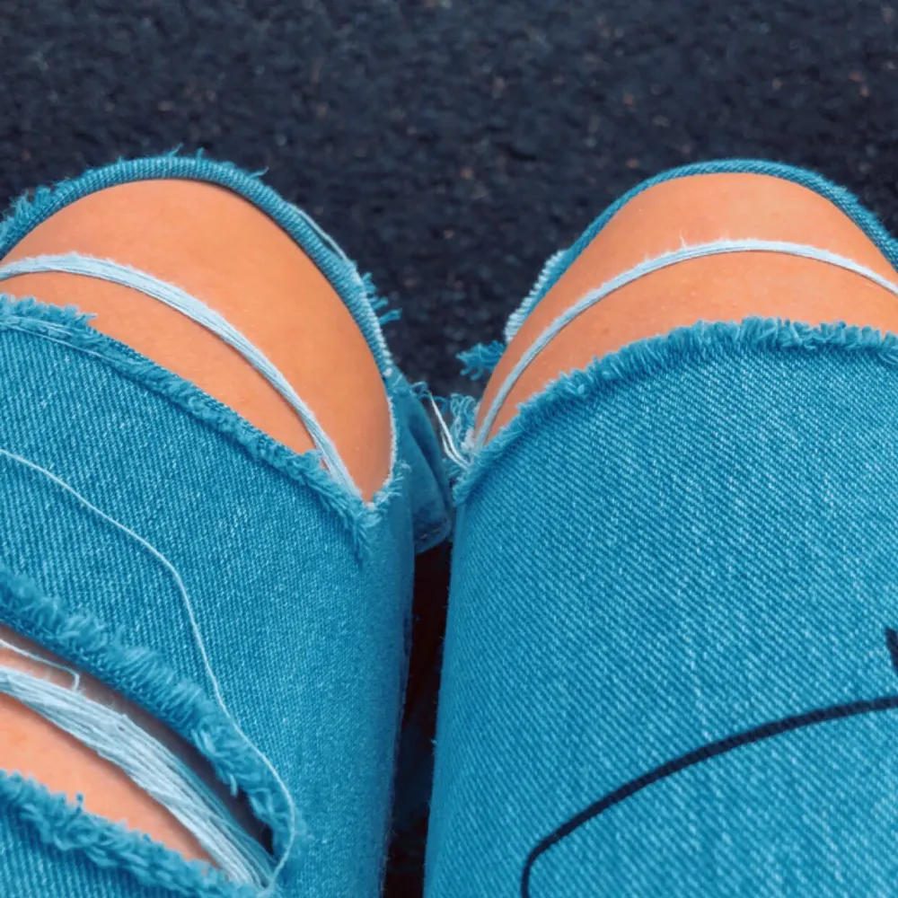 Super fina highwaisted jeans med tryck. Super sköna och känns inte billiga alls. Medela eller kommentera om du har frågor. 😊. Jeans & Byxor.
