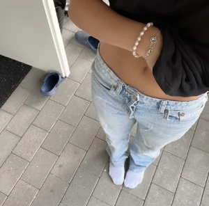 Superfina Jeans  - Raka Jeans från zara, lite slitna ner till men inget som stör användning💗