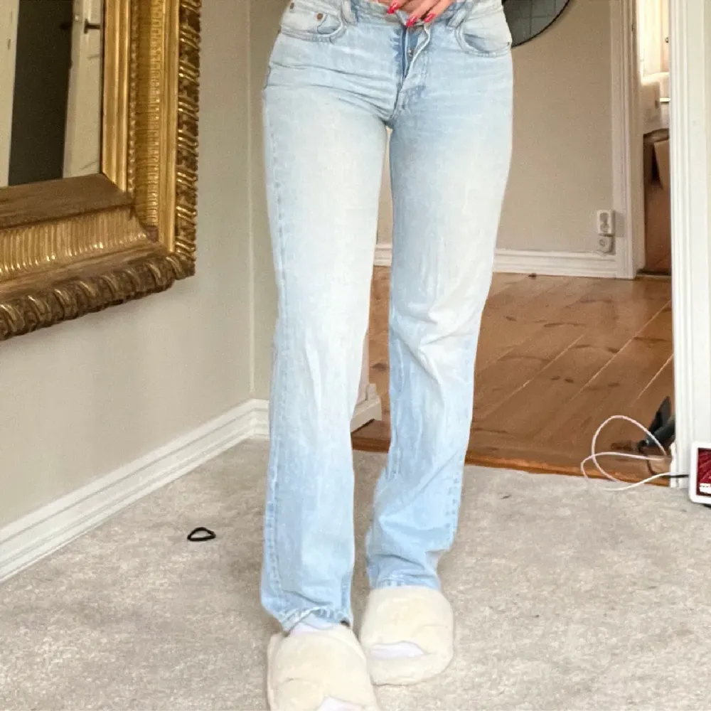 zaras gamla mid rise jeans i ljus blå färg🙌🥰. Jeans & Byxor.