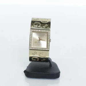 Guess klocka - Supercool klocka från Guess. Använd och därför lite repig❤️