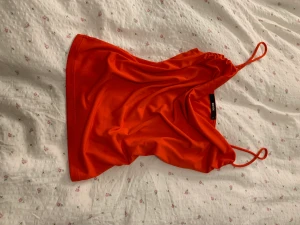Fest topp - Super fin röd fest topp från Bik Bok. Köpt år tillbaka men aldrig kommit till användning. Förlåten på mig nu därav säljer jag den. 