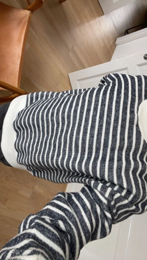 Randig stickad tröja - Jag säljer denna jättefina och mysiga randiga stickade tröja från zara. Säljer pga den kommer inte till användning längre. Använd men i fint skick. Säljer för 150kr💓