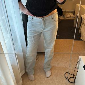 Jeans från Lindex i storlek 46. Ljusblå färg och inga fläckar eller nötningar. De funkar även bra som ”baggy jeans”!😊nyskick