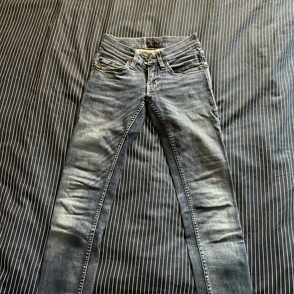 Ett par lågmidjade skinny jeans med märket 