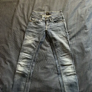 Jeans - Ett par lågmidjade skinny jeans med märket "tiger of sweden. Kontakta om pris, dom är inte slitna elr några hål  