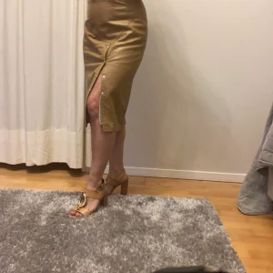 Skinnkjol -pennkjol i skinn - Supersnygg skinnkjol i pennmodell, beige, 60-tal troligtvis