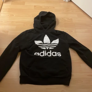 Adidas hoodie - Stl 11-12 år, använt en gång, luva, ficka o skönt material 
