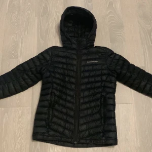 Peak performance jacka - Denna peak performance jacka är i väldigt bra skick enligt mig och är väldigt snygg och populär