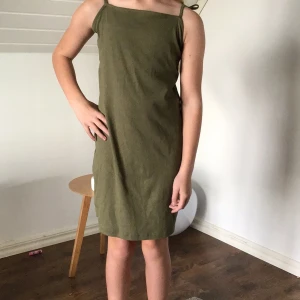 Klänning  - Säljer dena klänning för att den är dör stor för mig köptes från Plick så gick inte att lämna tillbaka den är ifrån newyorker betalning via Swish 