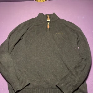 Bondelid halv zip - Riktigt snygg bondelid half zip. Den ända defekten är att den har ett litet hål som visat på bilden. Skriv för mer bilder eller funderingar.