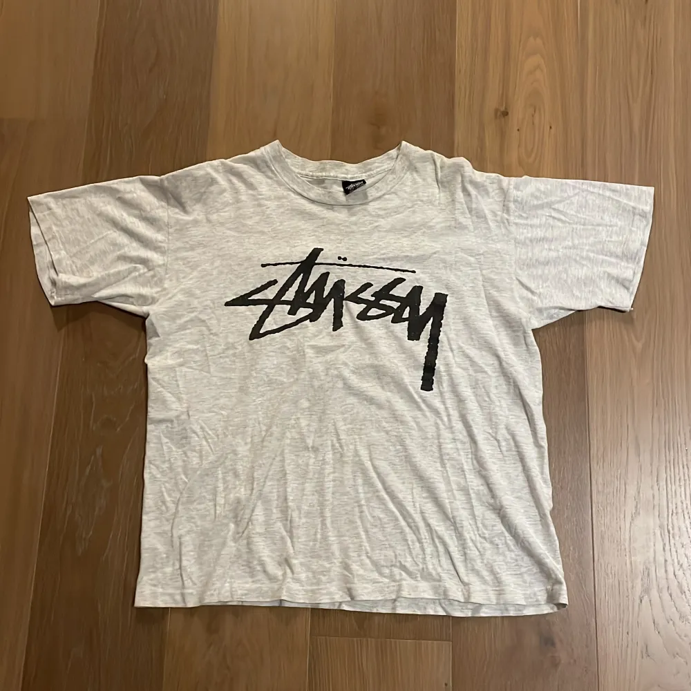 Vintage Stussy T-shirt  Storlek: L Köpt på Scandivintageshop. T-shirts.