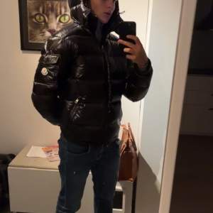 Säljer nu en otroligt snygg och nog den mest eftertraktade vinter jackan på marknaden, det är en Moncler maya puffar jacket i färgen svart☺️Den är otroligt varm då perfekt nu till vintern. Tags medföljs, kvalite 9,5, säljer billigt pågrund av våren 👍