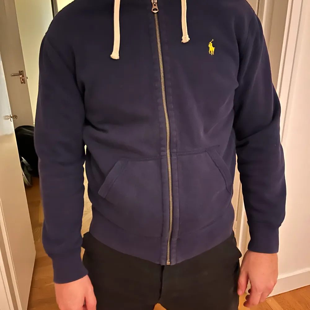 Marinblå Polo Ralp Lauren hoodie i fint skick! Inga fel vad jag kan hitta. Sparsamt använt. Storlek M i mansstorlek. Hoodies.