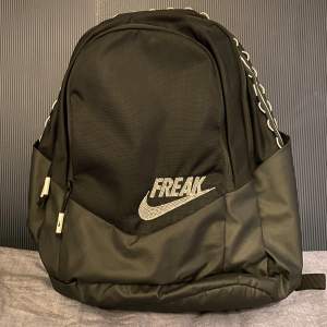 Freak Nike väska knappt använt. Perfekt för dom som idrottar osv.