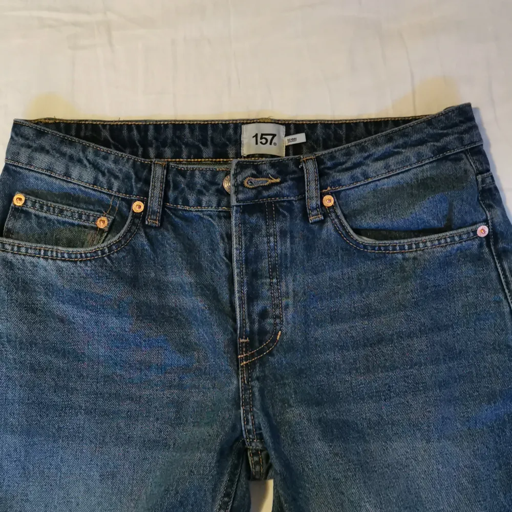 Blåa jeans från lager 157 i modellen Icon. Storlek M. Skriv privat vid frågor eller fler bilder. Jag diskuterar gärna pris 👻. Jeans & Byxor.