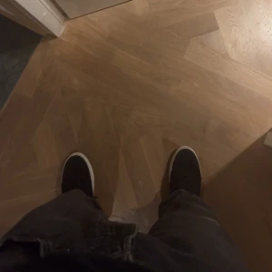 Arigato skor - Ett par Axel Arigato skor i storlek 42, skit sköna nu inför vintern, då svarta skor matchar årstiden bättre!  Nypris på dessa ligger på 2700kr, inga hål eller flaws, cond: 8.5/10. Arigato påse ingår!  Skriv vid intresse!