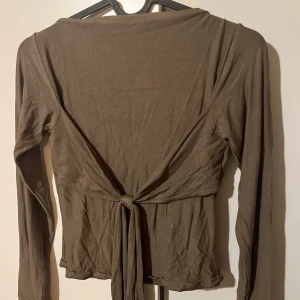 Liatz tröja  - Jättefin liatz tröja, knappt använd i storlek M. Liten i storleken så passar en xs/s. Jättefin beige brun färg. Nypris 729kr. Säljs för 499kr