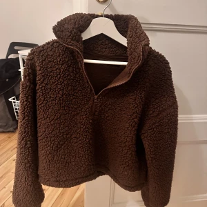 tröja - Varm tröja från bikbok. Har resorband så kan spännas åt längst ner. storlek xs mdn passar s också. 