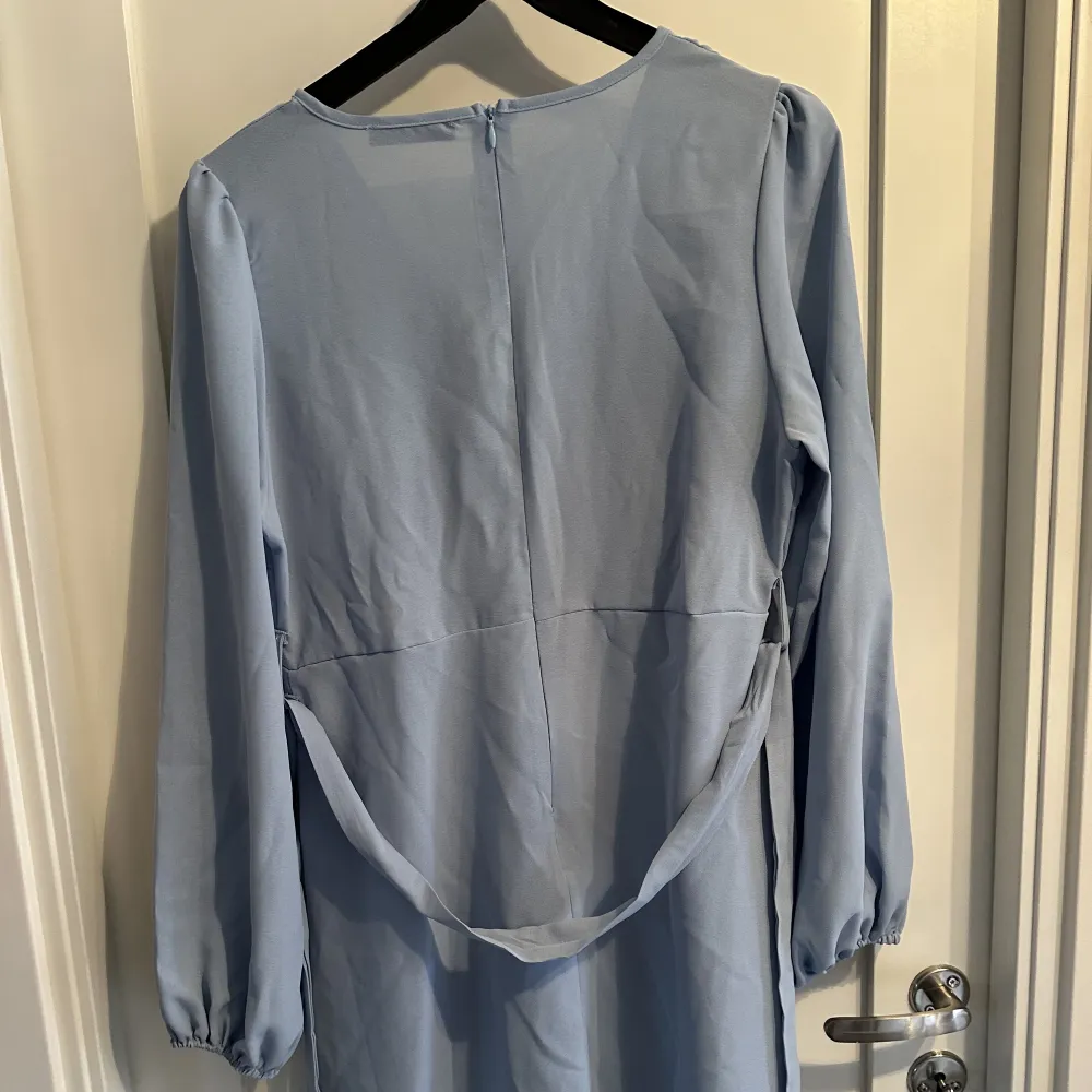 En jättefin blå klänning från shein, använd en gång, bra skick!! Blir tvättad innan den blir iväg postad🫶🏼. Klänningar.