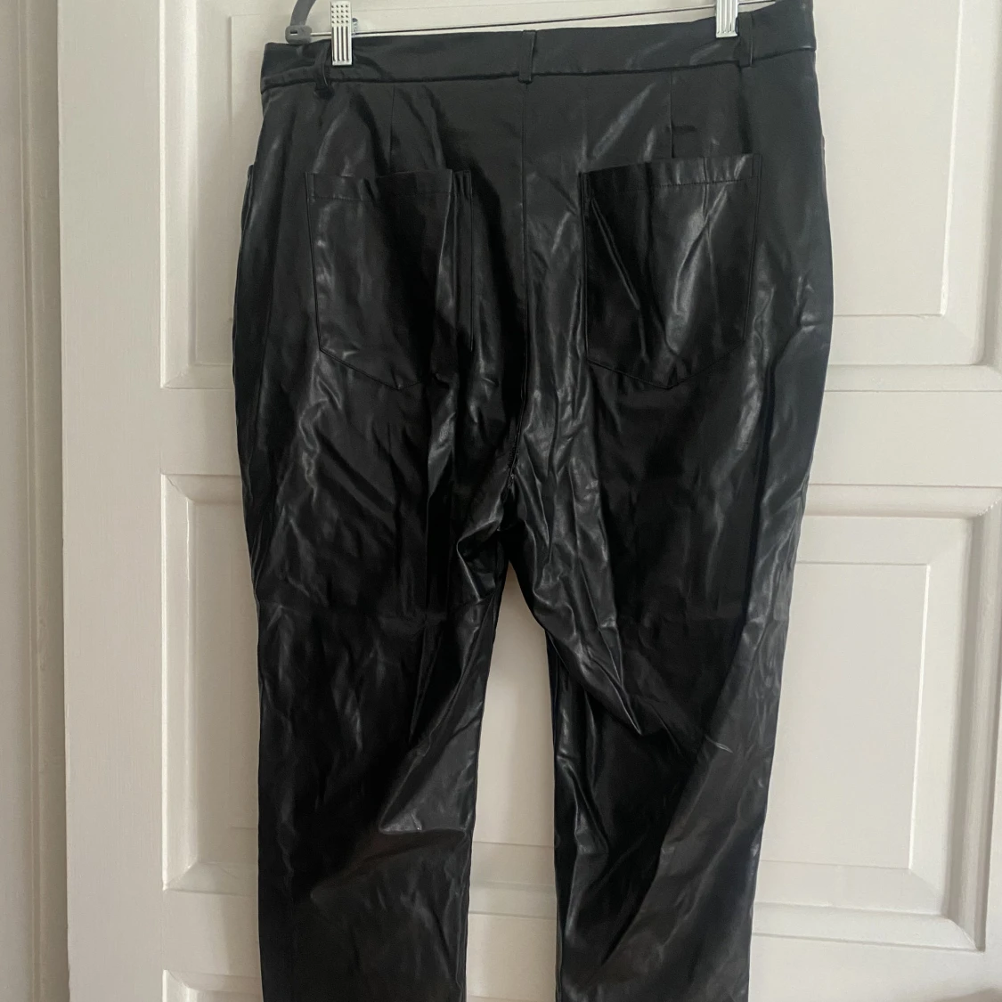 Skinnbyxor med silverdetaljer - 91