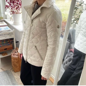 Moncler jacka - Sjukt fet vintagejacka från moncler! Passar perfekt till höst/vintern! Bra men använt skick nån tråd som sticker ut nån stans men over all grymt skick! Passar bra till S och M