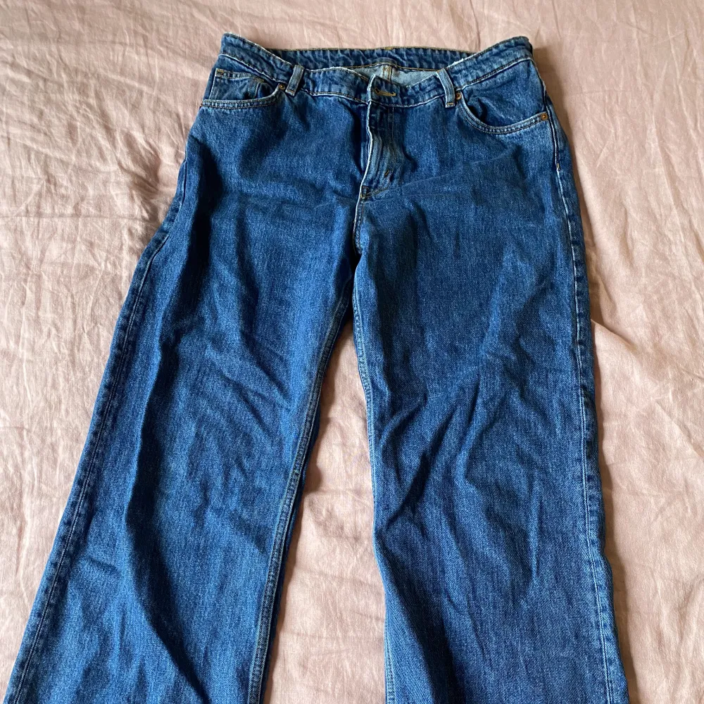 Tre baggy lågmidjade jeans från monki, modellen naoki!!💞300kr styck och de är i storlek 31. Jeans & Byxor.