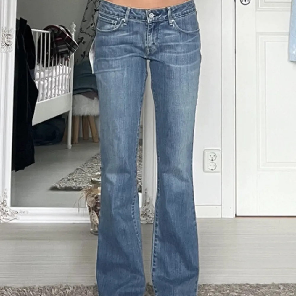 Nya lågmidjade Levis jeans med lappen kvar. Säljer då dem var förstora. Midjemått 37cm (rakt över). Innerbenslägnd 80cm. Hör av er vid frågor!💞pris kan diskuteras vid snabb affär 💓(Bilder från förra ägaren).. Jeans & Byxor.