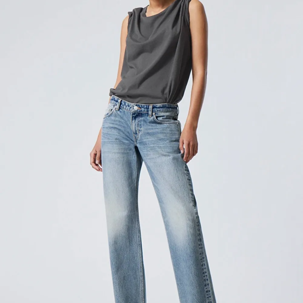 Arrow Low Straight Jeans från weekday, säljer dem då de inte passar längre. De har fått ett litet hål som lätt går att sy ihop, därav priset, nypris 600kr.💕kan skicka fler bilder om det önskas💕. Jeans & Byxor.