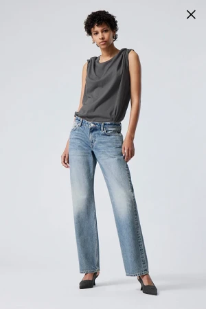 Low waist jeans - Arrow Low Straight Jeans från weekday, säljer dem då de inte passar längre. De har fått ett litet hål som lätt går att sy ihop, därav priset, nypris 600kr.💕kan skicka fler bilder om det önskas💕
