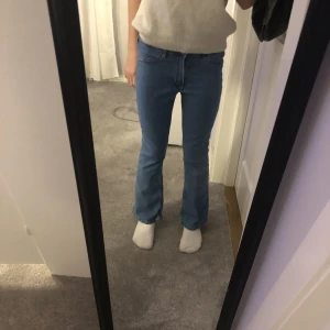 Bootcut / flared jeans🤍 - Säljer dessa jeans pågrund av att den blev för liten och användes 2-3 gånger. Väldigt fint skick, lite liten i storlek så om man har mindre storlek än detta så passar dom nog Skriv för fler bilder⭐️😽