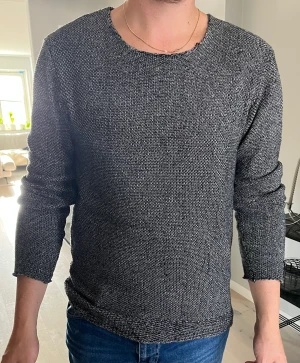 Stickad tröja  - NEUW-tröja stickad stl. small. Normal i storleken. Perfekt tröja till hösten. I mycket gott skick. Inköpt på Voltfashion, nypris 899 :-. 