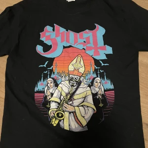 Ghost T-shirt - Bandet Ghost bandtröja. Köpt för 269kr och säljer nu för 100kr + frakt. Använd inte köp nu!