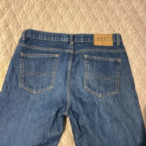 Thrifted chief baggy jeans - Ett par super sköna jeans som är köpta på secondhand som inte kommer till användning längre. De är typ mid rise och rätt så baggy💕