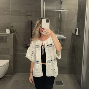 Kofta  - Jätte söt kortärmad kofta, inga tecken på användning💞storlek M men passar mig som har XS eller S. 