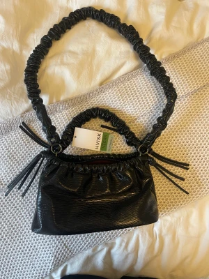 Svarta väska från HVISK - En fin och helt oanvänd väska från hvisk i modellen arcadia metallic motion i färgen 247 black ice, köpt för 995 i somras men kom aldrig till använding, går även att ta av det långa bandet🫶