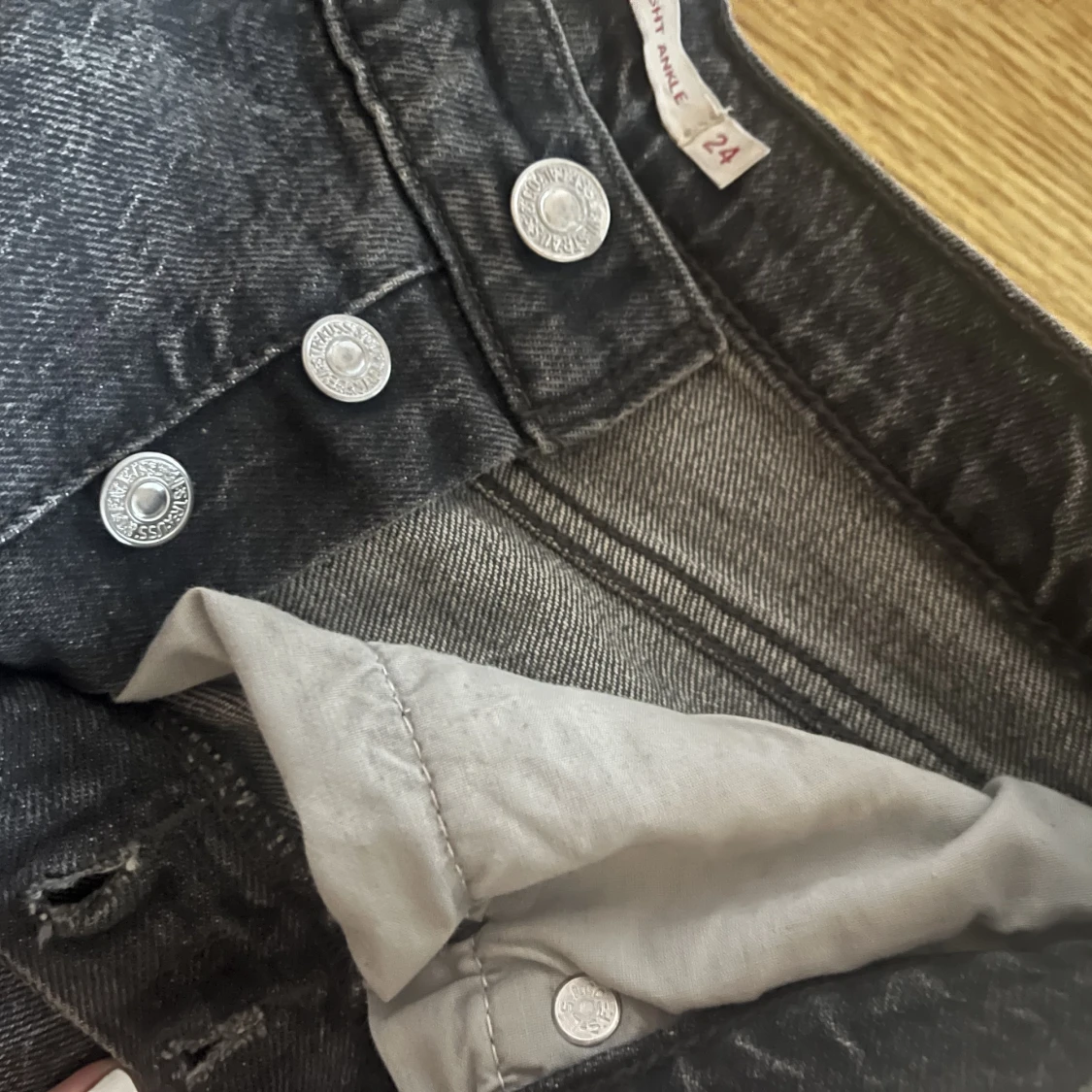 MörkGråa levis jenas