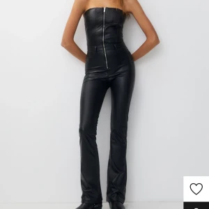 Jumpsuit  - Jumpsuit pull&bear från Zalando. Använd endast en gång, bra skick! 