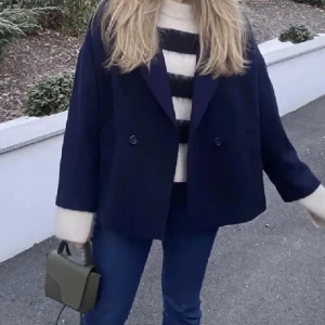 Mörkblå Kappa Lindex - Superfin mörkblå kappa från Lindex som passar perfekt nu till vintern. 💕Helt ny med prislapp kvar, köpt för 1139kr. Storlek M men passar också S 🥰🥰 