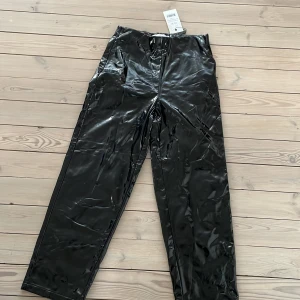 Lackbyxor  - Helt nya lackbyxor från NA-KD  Storlek 36
