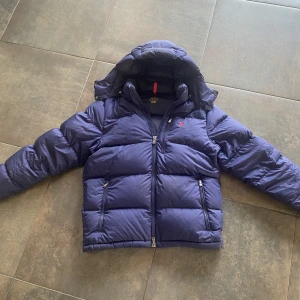 Ralph lauren jacka - Säljer min riktigt feta Ralph lauren jacka i riktigt bra skick (9/10). Nypris är cirka 4500kr. Luvan går även att ta av och sätta på. Skriv om ni har frågor🙌