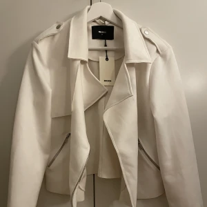 Jacka - Tunnare jacka från bikbok, ”skinnjacka stuk” i tyg.  Stl: M Aldrig använd, prislapp kvar.  -frakt tillkommer  