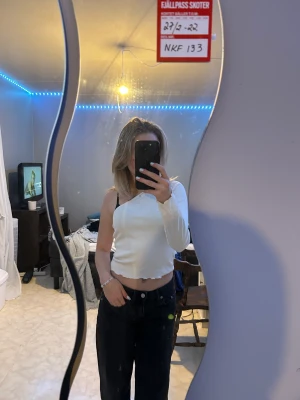 One shoulder top - Jättesöt one shoulder top från Gina som aldrig är använd alltså mycket fint skick💗 pris kan sänkas vid snabb affär 🌸