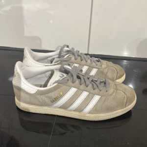 Adidas gazelle - Dessa skorna är ganska använda men passar inte längre dessvärre.
